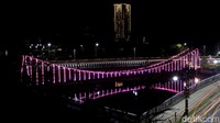 Potret Jembatan Wonokromo bersanding dengan jembatan pipa milik PDAM. Jembatan yang ada sejak zaman kolonial itu, nampak indah dengan ditambahkan sejumlah lampu-lampu violet.