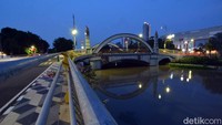 Senja di Jembatan Ujung Galuh. Jembatan ini menghubungkan Jalan Darmo Kali dengan Jalan Ngagel ini juga menarik untuk diabadikan.