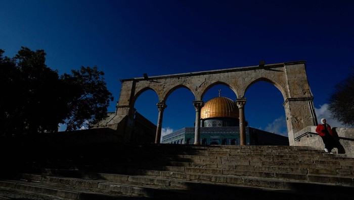 A Palestinian walks in front of the Dome of the Rock on Al-Aqsa compound, also known to Jews as the Temple Mount, in Jerusalem's Old City, February 19, 2024. REUTERS/Ammar Awad