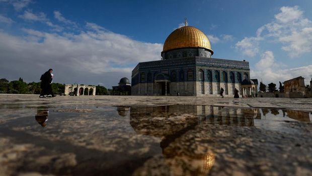 A Palestinian walks in front of the Dome of the Rock on Al-Aqsa compound, also known to Jews as the Temple Mount, in Jerusalem's Old City, February 19, 2024. REUTERS/Ammar Awad