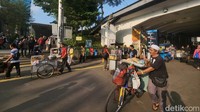 Para PKL ini kebanyakan menjajakan makanan streetfood seperti gorengan dan otak-otak. 