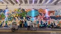 Para pedagang kaki lima (PKL) menjajakan dagangannya di terowongan jalan Kendal, Jakarta Pusat, Selasa (20/2/2024).  