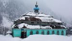 Potret Salju Selimuti Rumah Hingga Mobil di Kashmir India