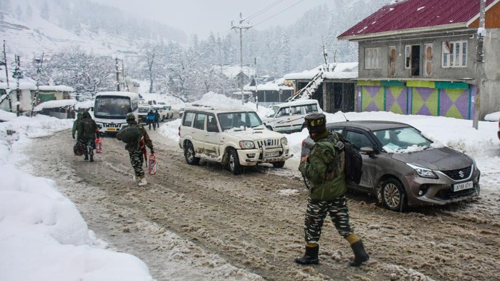 Potret Salju Selimuti Rumah Hingga Mobil di Kashmir India Hujan salju memenuhi kawasan Ganderbal, Kashmir, India. Akibatnya, rumah hingga mobil tertutup oleh salju.