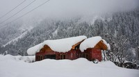 Daerah Gagangeer di distrik Ganderbal, Kashmir ini tengah dilanda hujan salju lebat.