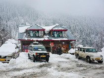 Potret Salju Selimuti Rumah Hingga Mobil di Kashmir India