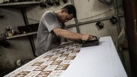 Seorang pekerja menyelesaikan pembuatan batik cap khas Betawi di Sanggar Batik Betawi Terogong, Cilandak, Jakarta, Selasa (20/2/2024).