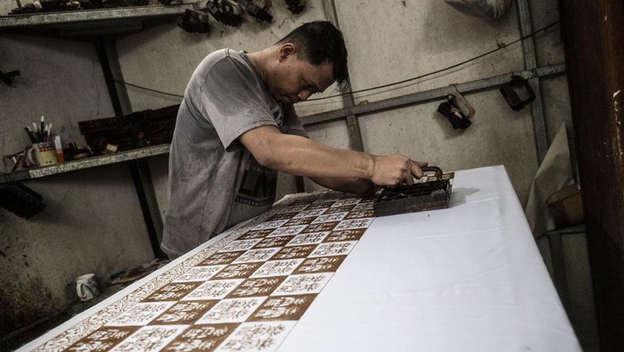 Potret Usaha Batik Betawi, Dijual Mulai Rp 150 Ribu Seorang pekerja menyelesaikan pembuatan batik khas Betawi di Sanggar Batik Betawi Terogong, Cilandak, Jakarta, Selasa (20/2/2024). Kerajinan batik Betawi yang memiliki motif khas seperti ondel-ondel itu sudah dipasarkan secara nasional dengan harga jual mulai Rp150 ribu hingga jutaan rupiah tergantung jenis dan ukurannya. ANTARA FOTO/Aprillio Akbar/tom.