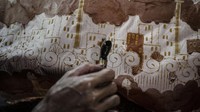 Batik khas Betawi tersebut dijual mulai dari Rp 150 ribu hingga jutaan rupiah tergantung jenis dan ukurannya.   