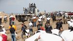 Potret Warga Gaza Berebut Tepung