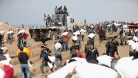 Mereka mengambil langsung tepung tersebut dari truk pembawa bantuan. 
