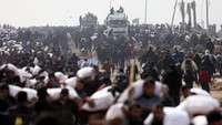 Tampak warga berbondong-bondong mendatangi truk bantuan. 