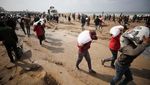 Potret Warga Gaza Berebut Tepung