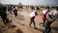 Mereka membawa tepung tersebut untuk keluarga di pengungsian. 