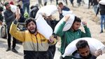 Potret Warga Gaza Berebut Tepung