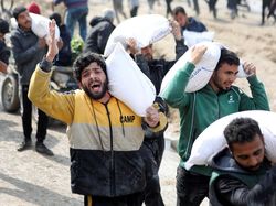 Potret Warga Gaza Berebut Tepung