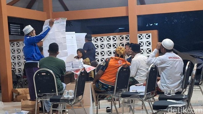 Proses hitung ulang suara di salah satu TPS di Bangkalan.