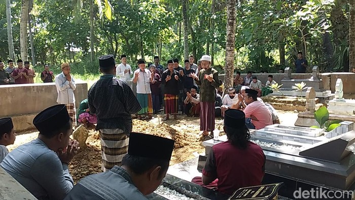 Proses pemakaman petugas KPPS Sumenep yang meninggal.