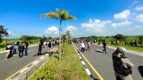 Ratusan warga Desa Ketara dan Segala Anyar di Kecamatan Pujut, Lombok Tengah, Nusa Tenggara Barat (NTB), nyaris bentrok di Jalan Bypass BIL-Mandalika, Selasa (20/2/2024). (Dok Polres Lombok Tengah)