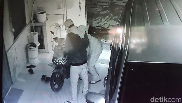 Rekaman CCTV memperlihatkan pelaku curanmor mengambil 2 motor milik Husnaini