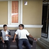 Rumah tipe 70 milik Dede tampak didominasi dengan warna coklat. Di bagian teras depan rumahnya terdapat sebuah sofa yang bisa dipakai untuk bersantai atau mengobrol. Foto: YouTube/Taulany TV