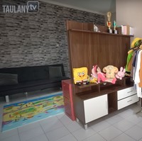 Masuk ke bagian dalam rumah disambut dengan koleksi pakaian milik Dede dan keluarga, serta boneka-boneka sang anak. Pakaian tersebut tampak rapih tergantung, sementara boneka-boneka sang anak berjejer di atas sebuah lemari kayu. Foto: YouTube/Taulany TV