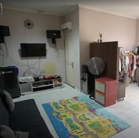 Ruang tengah rumah digunakan sebagai tempat menonton televisi dan bersantai bersama keluarga. Terdapat juga playmat untuk tempat sang anak bermain. Foto: YouTube/Taulany TV