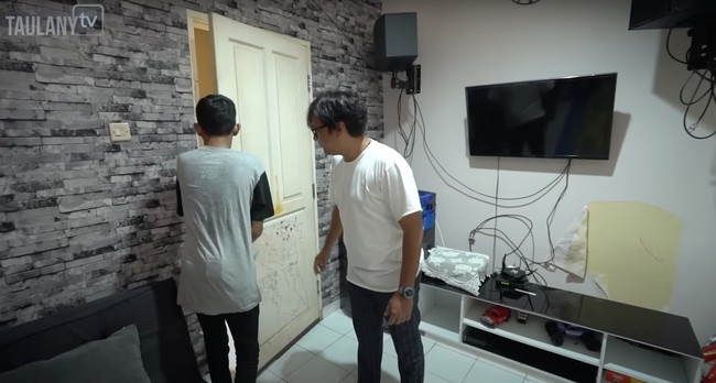 Beberapa pintu di rumah Dede juga tampak penuh coretan, salah satunya pintu untuk menuju ke arah dapur. Di bagian bawah pintu tampak dipenuhi dengan coretan sang anak. Foto: YouTube/Taulany TV