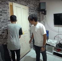 Beberapa pintu di rumah Dede juga tampak penuh coretan, salah satunya pintu untuk menuju ke arah dapur. Di bagian bawah pintu tampak dipenuhi dengan coretan sang anak. Foto: YouTube/Taulany TV