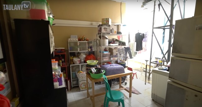 Begini penampakan bagian dapur di rumah Dede. Meski dipenuhi dengan barang-barang peralatan rumah tangga, namun dapurnya itu tampak cukup rapih. Foto: YouTube/Taulany TV
