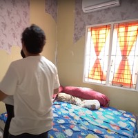 Masuk ke bagian kamar di rumah Dede, Andre Taulany langsung salfok usai melihat wallpaper dindingnya yang sudah rusak. Wallpaper dinding tersebut tampak sudah banyak yang copot mengelupas. Foto: YouTube/Taulany TV
