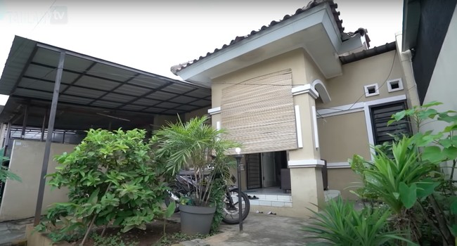 Tampak sederhana, begini potret rumah komedian Dede Sunandar. Namanya Dede belakangan sempat disorot karena rela menjual 2 mobilnya demi nyaleg di tingkat DPRD Kota. Namun sayangnya Dede hanya mendapatkan 10 suara. Foto: YouTube/Taulany TV