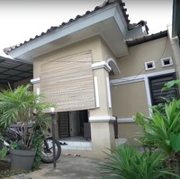 Tampak sederhana, begini potret rumah komedian Dede Sunandar. Namanya Dede belakangan sempat disorot karena rela menjual 2 mobilnya demi nyaleg di tingkat DPRD Kota. Namun sayangnya Dede hanya mendapatkan 10 suara. Foto: YouTube/Taulany TV