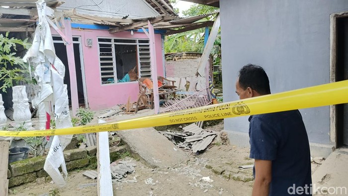 rumah ketua kpps di pamekasan rusak dilempar bondet