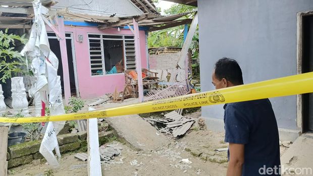 rumah ketua kpps di pamekasan rusak dilempar bondet