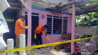 Petugas inafis sedang melakukan identifikasi dirumah petugas KPPS yang hancur.