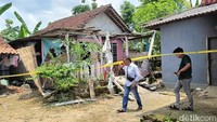 Peristiwa yang terjadi pukul 03.00 WIB, Senin (19/2/2024) ini menyebabkan rumah Kusairi rusak. Teras rumah, genting, perabotan rumah juga hancur.