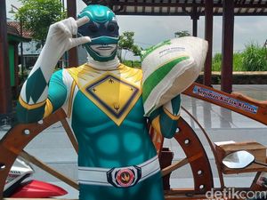 Alasan Sarijo Pakai Kostum Power Rangers Saat Antre Beras Bantuan di Klaten