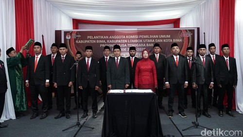 Sejumlah anggota KPU dari 8 kabupaten/kota di NTB dilantik pada Selasa (20/2/2024). (Foto: Helmy Akbar/detikBali)