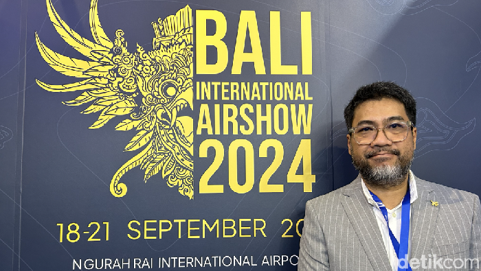 Chief Operating Officer PT Inaro Tujuh Belas Seno Adhi Damono di booth Bali International Airshow di Singapura Airshow, Selasa (20/2/2024).