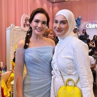 Shandy juga tampak berpose dengan beberapa tamu undangan yang hadir, salah satunya Irish Bella. Sama-sama cantik, keduanya tampak memamerkan senyum manis mereka ke arah kamera. Foto: Instagram/@_irishbella_