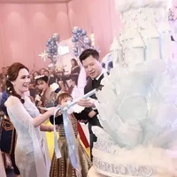 Menggelar acara meriah untuk sang putri, potret Shandy bersama mantan suami dan Claire kompak bersama-sama memotong kue ulang tahun yang begitu besar. Foto: Instagram/@shandyaulia