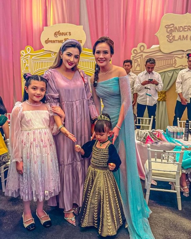 Tak hanya Irish Bella, Ashanty juga tampak hadir dengan mengajak serta putrinya, Arsy. Ashanty dan Arsy tampil kompak mengenakan outfit bernuansa ungu. Foto: Instagram/@ashanty_ash