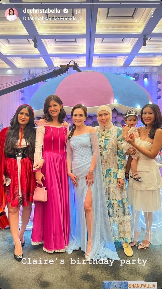 Para tamu undangan yang hadir juga tampak berdandan seperti Princess. Berpose bersama rekan-rekannya yang hadir, penampilan Shandy terlihat menawan dengan dress berbelahan sampai ke paha. Foto: Instagram/@dr.christabella