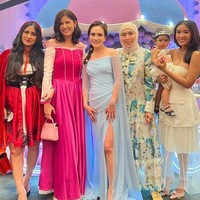 Para tamu undangan yang hadir juga tampak berdandan seperti Princess. Berpose bersama rekan-rekannya yang hadir, penampilan Shandy terlihat menawan dengan dress berbelahan sampai ke paha. Foto: Instagram/@dr.christabella