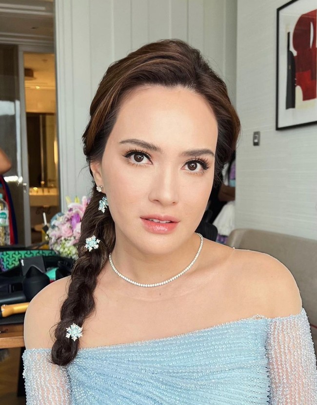 Tampil dengan clean makeup look hasil tangan MUA Bumiauw, Shandy tampil cantik. Mengenakan gaun biru karya desainer Yogie Pratama, Shandy juga tampak mengepang rambutnya khas karakter Elsa ‘Frozen’. Foto: Instagram/@bumiauw