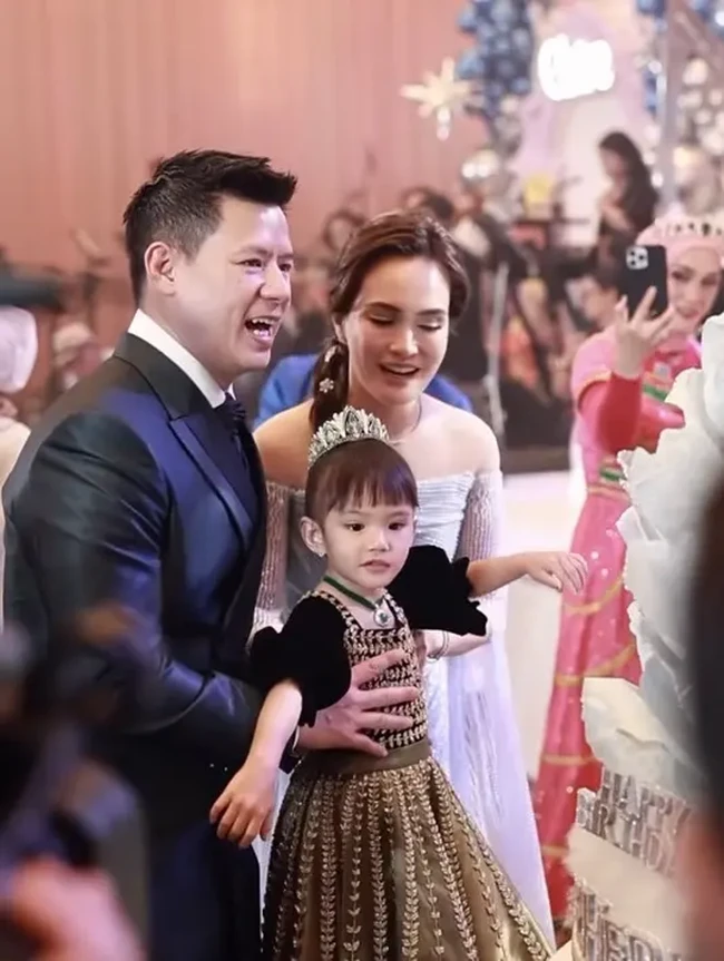 Bertema Disney Princess, Shandy tampil berdandan seperti karakter Elsa di film animasi Frozen. Sementara David tampil rapih mengenakan setelan jas hitam. Foto: Instagram/@shandyaulia