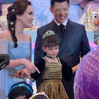 Bersama mantan suaminya, David Herbowo, Shandy kompak merayakan ulang tahun putri mereka, Claire, yang keempat. Meski sudah berpisah namun keduanya masih terlihat harmonis. Foto: Instagram/@_irishbella_