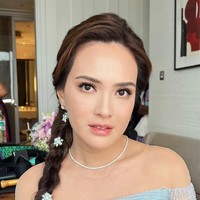 Tampil dengan clean makeup look hasil tangan MUA Bumiauw, Shandy tampil cantik. Mengenakan gaun biru karya desainer Yogie Pratama, Shandy juga tampak mengepang rambutnya khas karakter Elsa ‘Frozen’. Foto: Instagram/@bumiauw