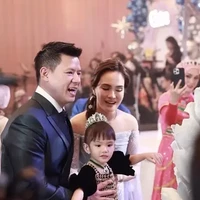 Bertema Disney Princess, Shandy tampil berdandan seperti karakter Elsa di film animasi Frozen. Sementara David tampil rapih mengenakan setelan jas hitam. Foto: Instagram/@shandyaulia